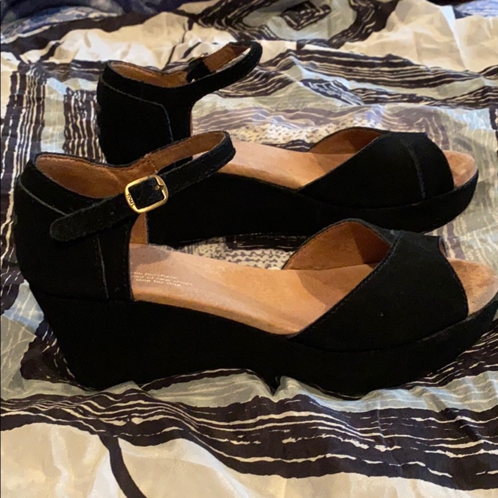 TOMS Platform Wedge. Black Allover Suede. Size 7
